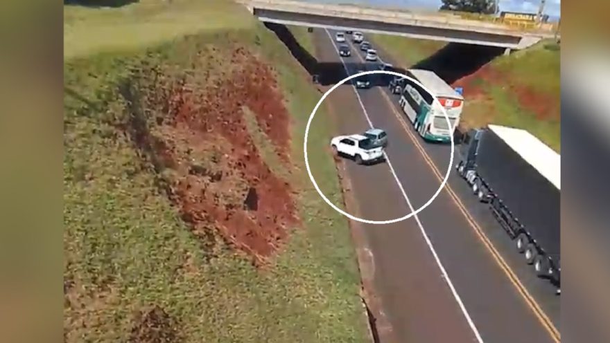 Flagrou tudo: morador filma acidente entre carreta, carro e picape na BR-277 em Cascavel