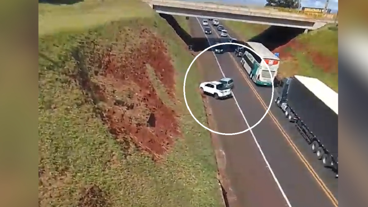 Flagrou tudo: morador filma acidente entre carreta, carro e picape na BR-277 em Cascavel