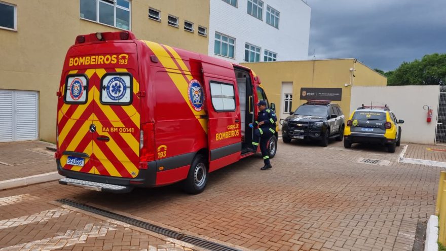 Briga de casal termina com mulher na ambulância e marido detido em viatura da polícia