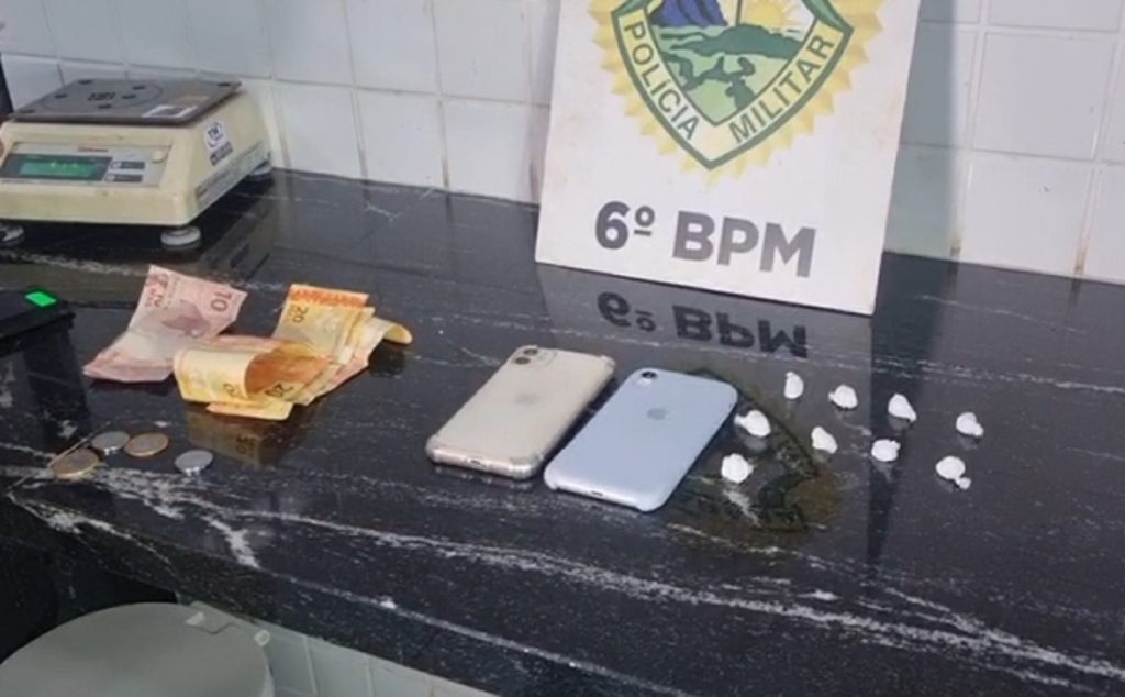 Flagrado no “delivery” do tráfico: homem é preso com cocaína, iPhones e dinheiro em Cascavel