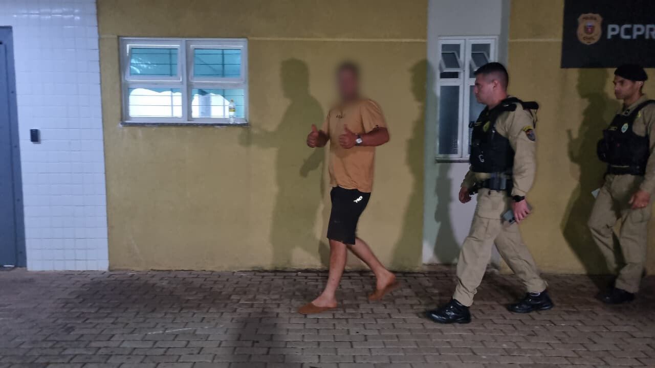 Após ser detido por jogar a esposa no chão, homem faz sinal de positivo para as câmeras