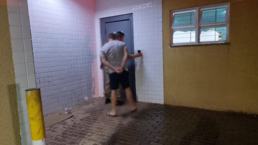 Pai não devolve a filha no horário combinado e PM arromba imóvel para ‘resgatar’ criança no Centro