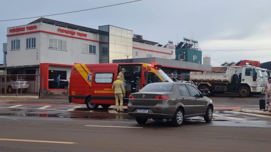 Motociclista é socorrido após colisão com Fiat Siena na Avenida Carlos Gomes, em Cascavel