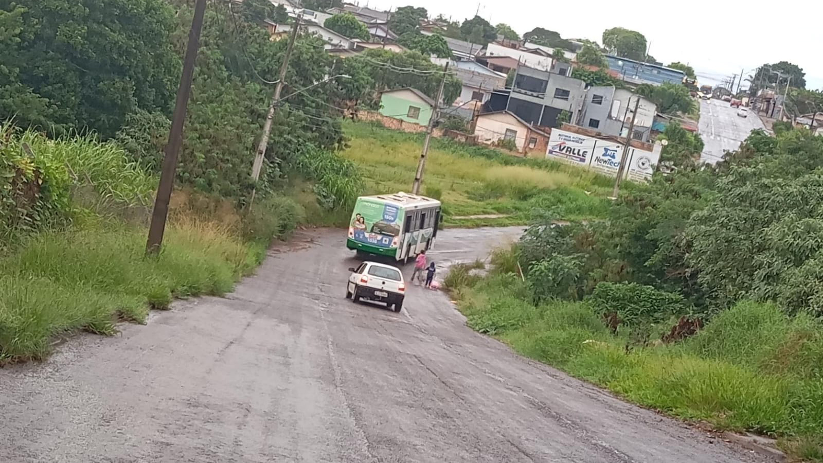 "As crianças se arriscam para ir à escola": Moradores do Sanga Funda pedem providências para mato alto em curva perigosa