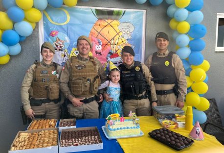 Policiais Militares de SC e PR surpreendem criança em aniversário na divisa dos Estados