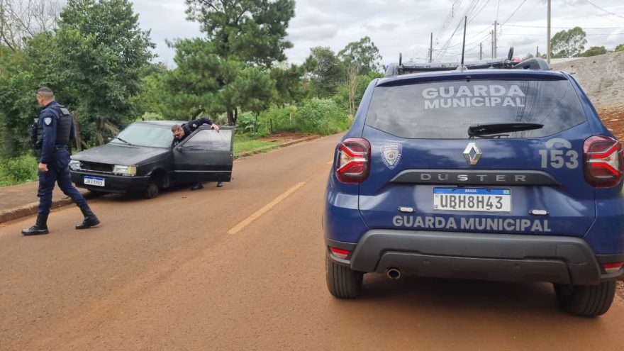 Fiat Uno com alerta de furto é encontrado depenado em rua do Cascavel Velho