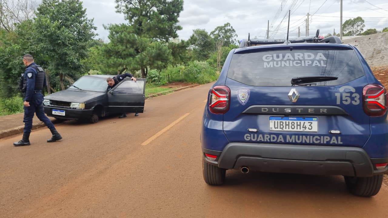 Fiat Uno com alerta de furto é encontrado depenado em rua do Cascavel Velho Fiat Uno com alerta de furto é encontrado depenado em rua do Cascavel Velho