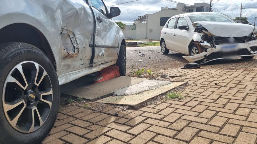 Gol e Montana se envolvem em acidente de trânsito no Bairro Pacaembu