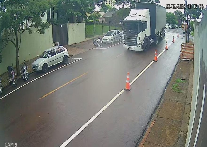 Caminhoneiro enrosca em fio, deixa casal preso e sem luz e vai embora sem prestar ajuda