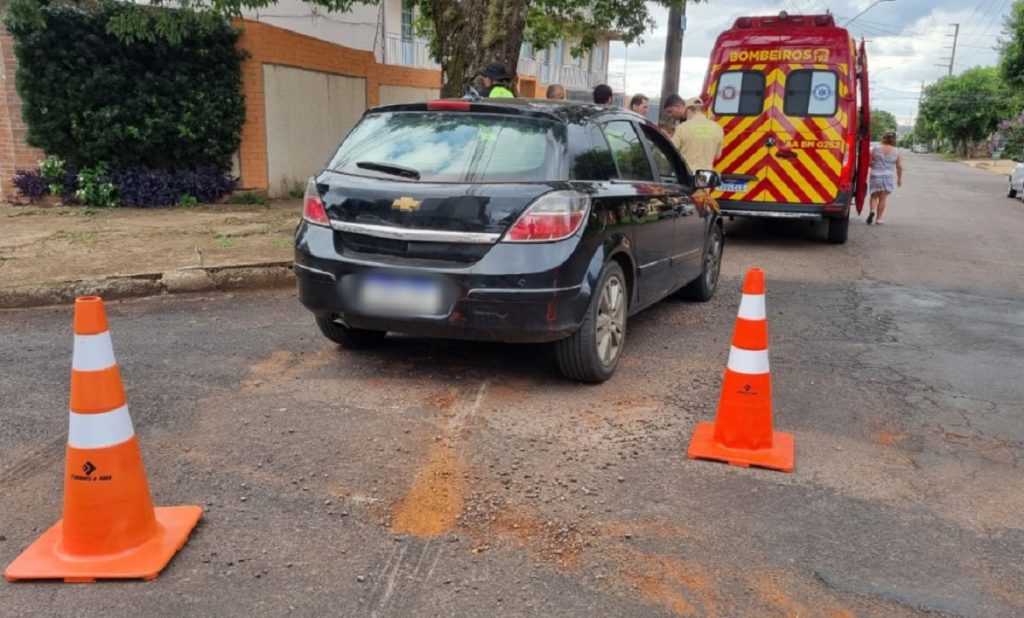 Homem tem suspeita de fratura na costela após acidente entre moto e carro no Centro de Cascavel