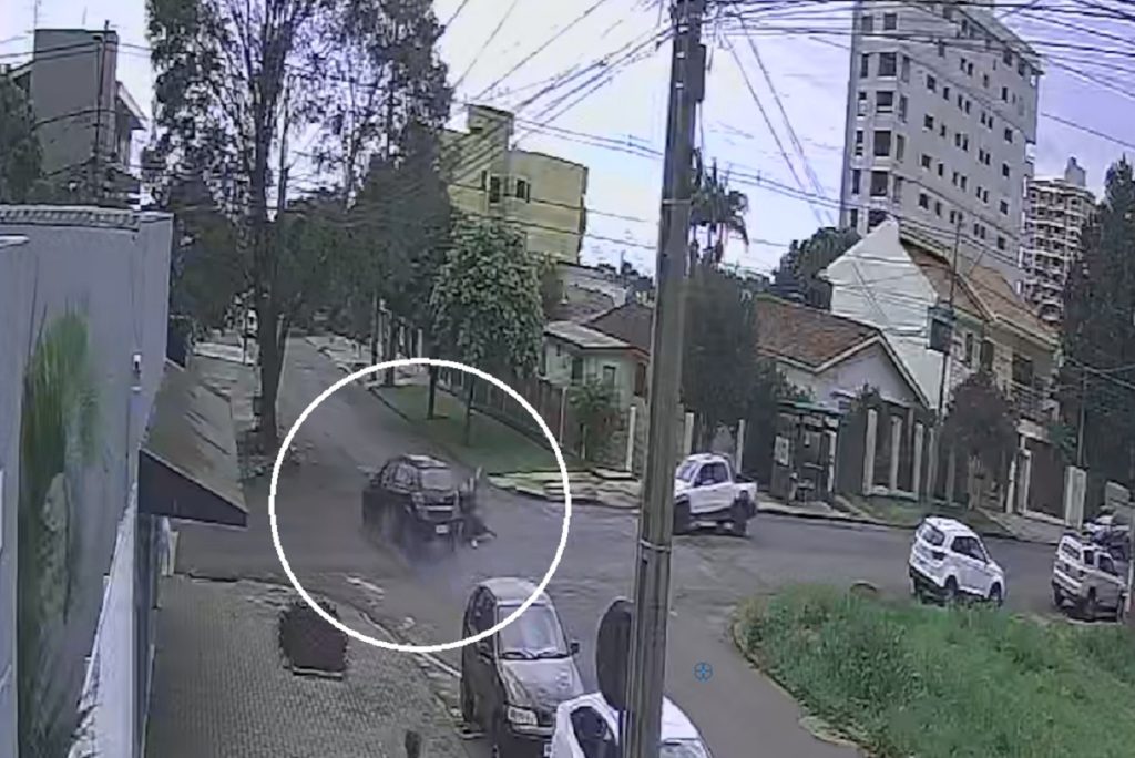 Câmera mostra segundo exato do acidente entre moto e carro no Centro de Cascavel