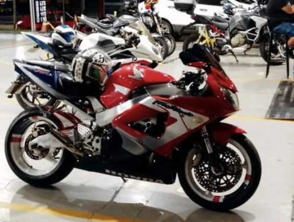 Moto Honda CBR 900 é furtada em Cascavel