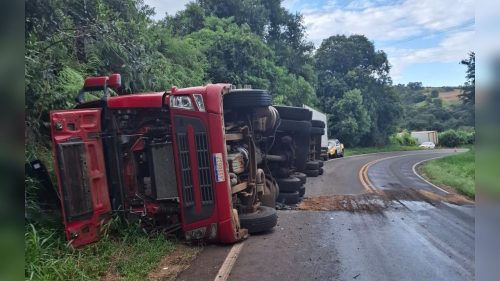 Condutor escapa ileso após caminhão tombar na PR-473 em Espigão Alto do Iguaçu