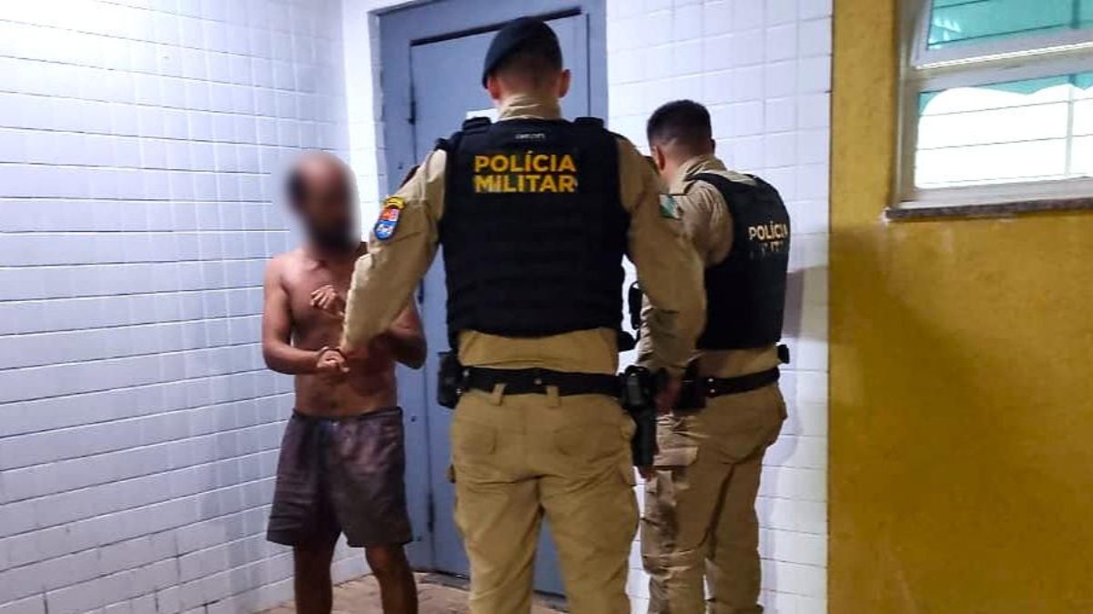 Homem é detido após tentar fugir de abordagem policial no bairro Cascavel Velho Homem é detido após tentar fugir de abordagem policial no bairro Cascavel Velho