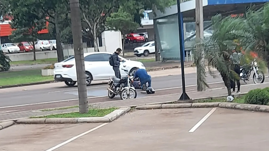 Mulher é atropelada na Avenida Tancredo Neves, em Cascavel Mulher é atropelada na Avenida Tancredo Neves, em Cascavel
