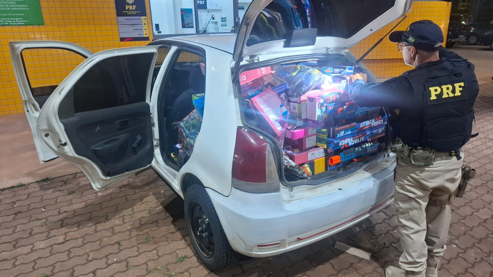 Motorista sem habilitação é flagrado com carro lotado de mercadorias estrangeiras em Cascavel Motorista sem habilitação é flagrado com carro lotado de mercadorias estrangeiras em Cascavel