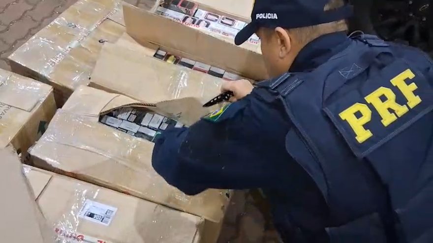 Caminhão com documentação irregular é interceptado e carga de vapes é apreendida