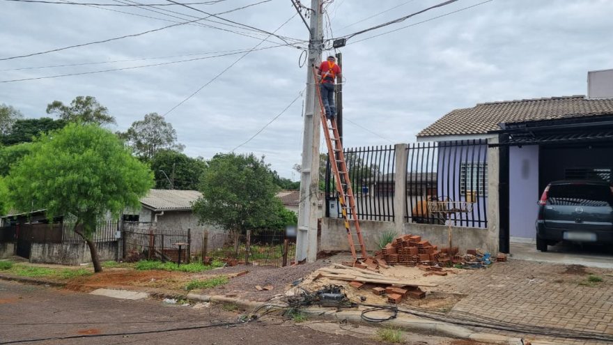 Moradores da Vila Tolentino acordam “offline” após manutenção derrubar fiação de postes
