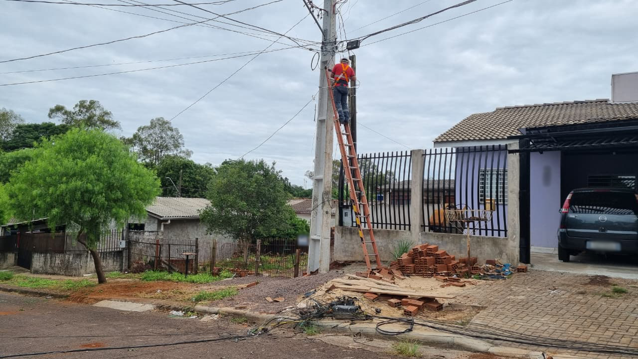 Moradores da Vila Tolentino acordam "offline" após manutenção derrubar fiação de postes Moradores da Vila Tolentino acordam "offline" após manutenção derrubar fiação de postes