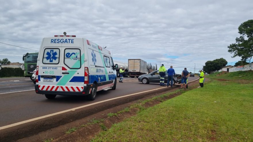 Carro e caminhão se envolvem em colisão na rodovia BR-277