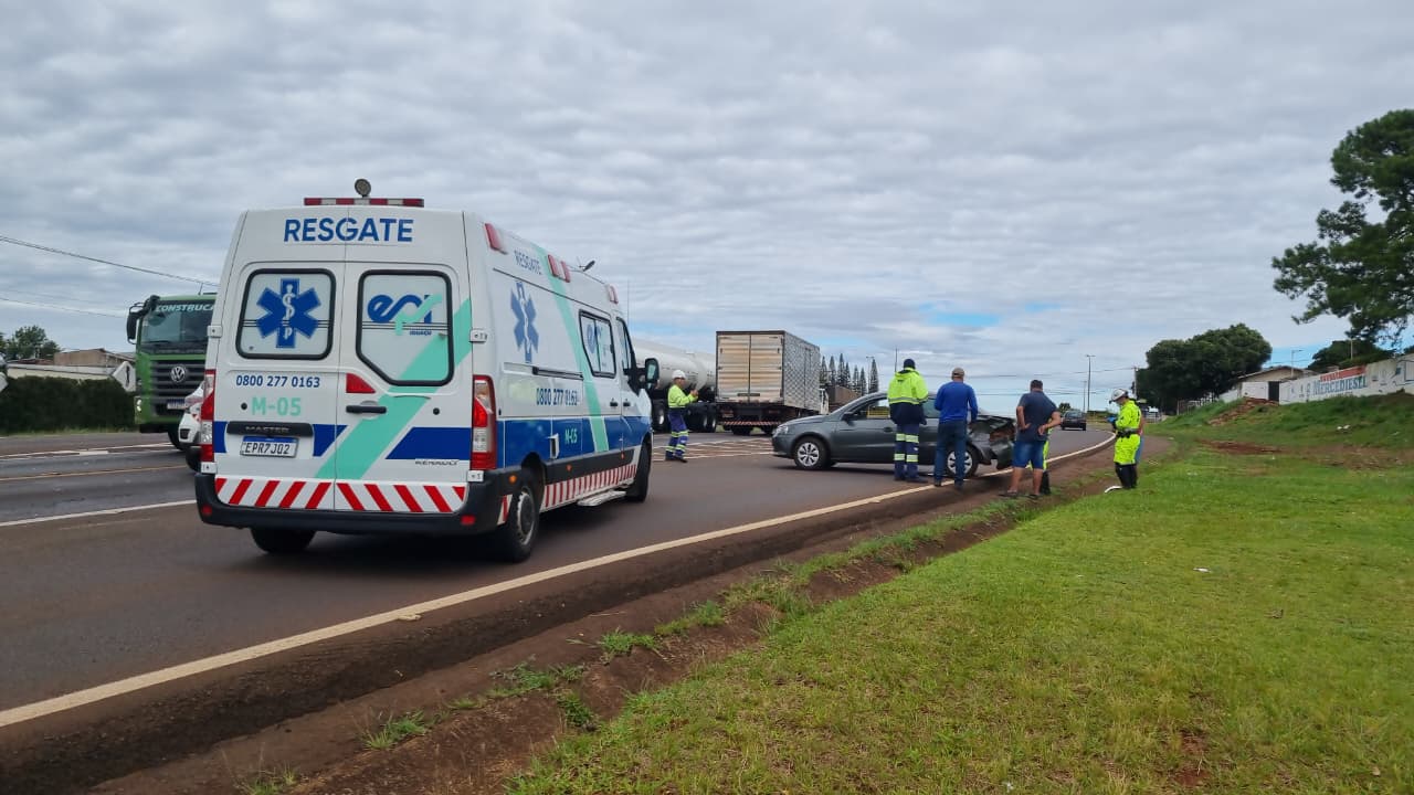 Carro e caminhão se envolvem em colisão na rodovia BR-277 Carro e caminhão se envolvem em colisão na rodovia BR-277
