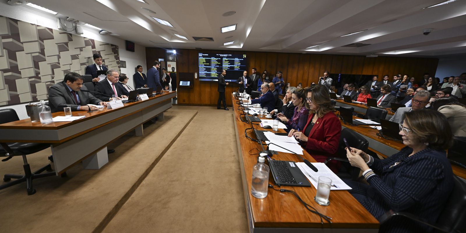 Senadores cobram CVM por suposta omissão no caso do Banco Master