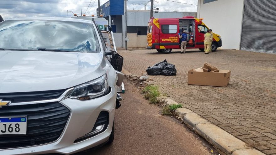Acidente entre carro e moto deixa jovem ferido na Avenida Rocha Pombo, em Cascavel