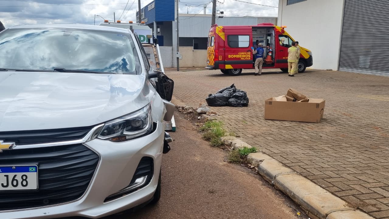 Acidente entre carro e moto deixa jovem ferido na Avenida Rocha Pombo, em Cascavel
