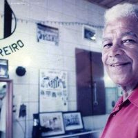 Imagem referente a Morre o barbeiro que moldou o topete do Rei Pelé