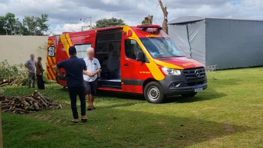 Homem de 61 anos fica ferido após cair de árvore e é socorrido pelo SIATE em Cascavel