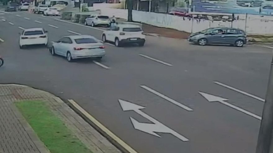 Câmeras registram imagens de acidente que deixou idoso ferido no Coqueiral