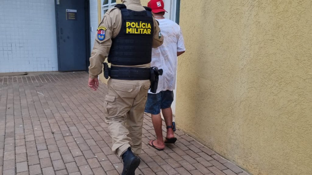 Jovem com tornozeleira eletrônica é detido suspeito de furtar bateria de carro em Cascavel