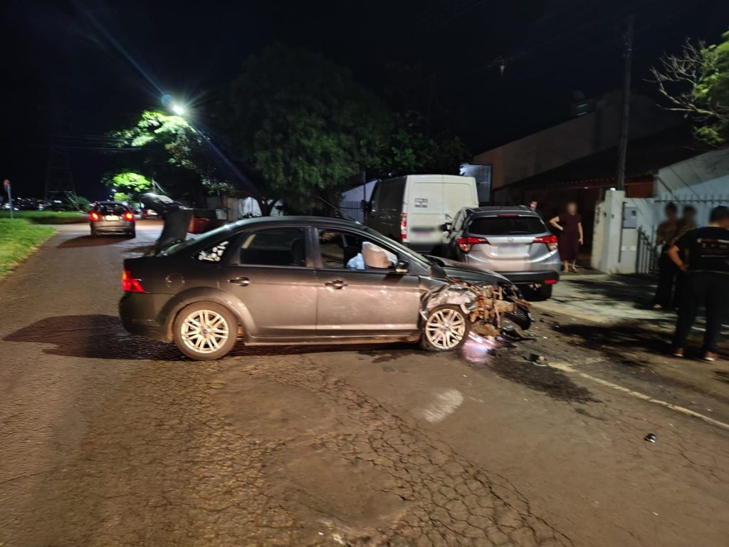 Motorista perde controle e provoca colisão envolvendo três veículos no bairro Parque Verde Motorista perde controle e provoca colisão envolvendo três veículos no bairro Parque Verde