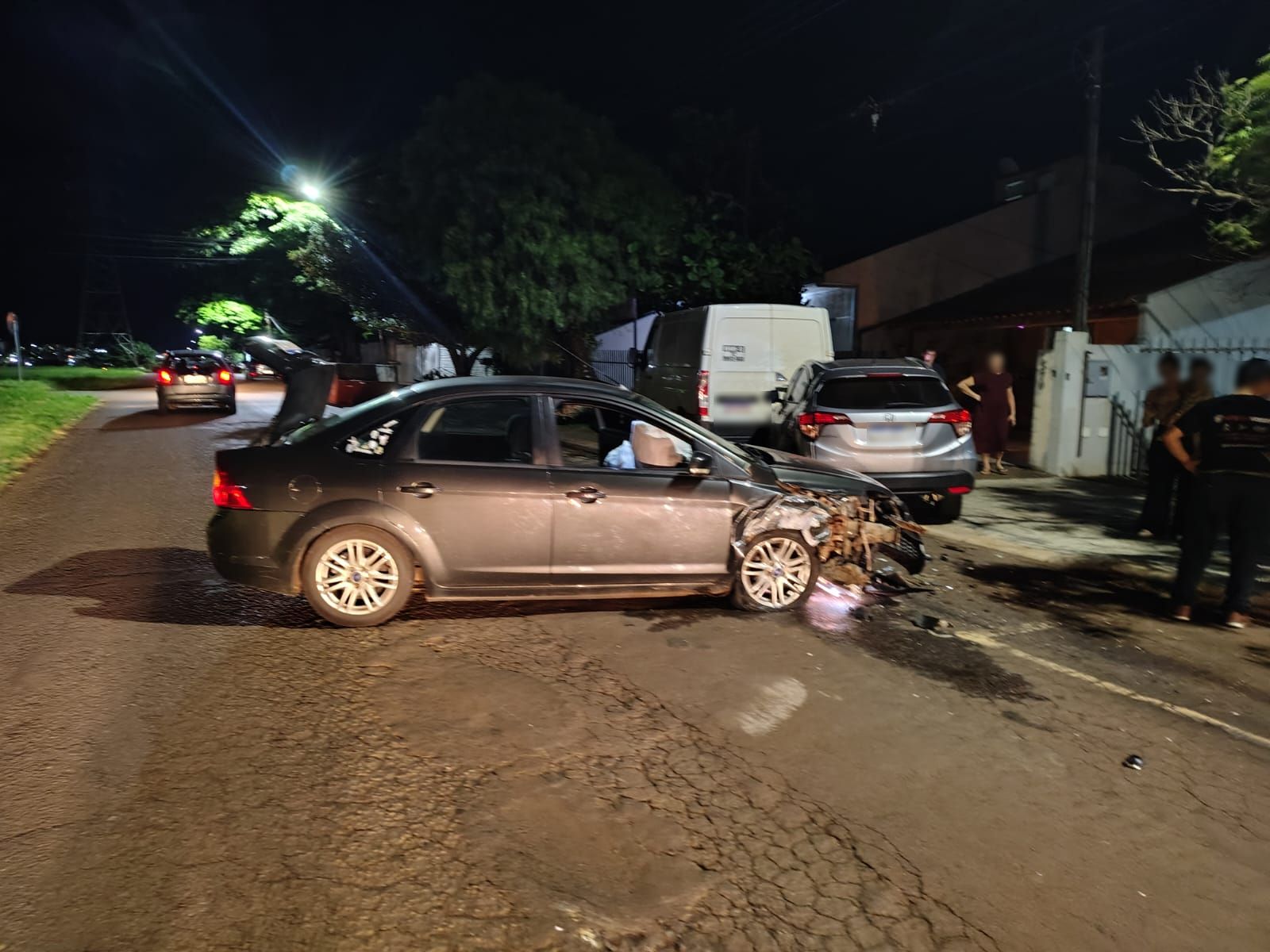 Motorista perde controle e provoca colisão envolvendo três veículos no bairro Parque Verde