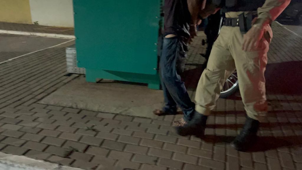 Homem é detido com ajuda de drone térmico após invasão a empresa em Cascavel Homem é detido com ajuda de drone térmico após invasão a empresa em Cascavel
