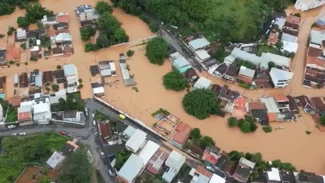 Soterrado, homem sobrevive com ajuda de amigo em Juiz de Fora
