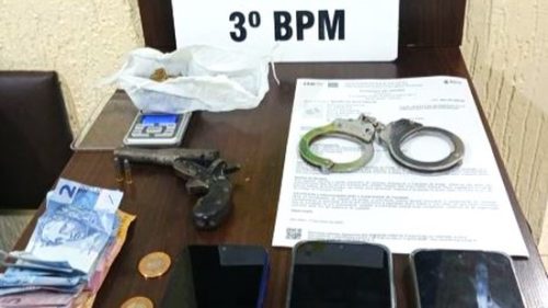 Polícia Militar cumpre mandado, apreende arma e drogas após caso de violência doméstica no Centro Polícia Militar cumpre mandado, apreende arma e drogas após caso de violência doméstica no Centro