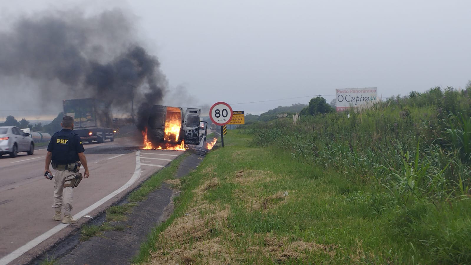 Van pega fogo na BR-277 em Balsa Nova e faixa é isolada