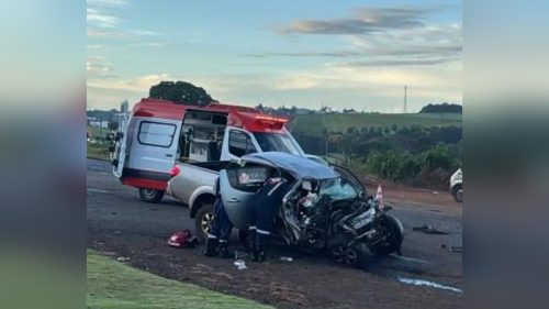 Pai e filha ficam encarcerados em caminhonete após colisão frontal com ônibus na PR-493 Pai e filha ficam encarcerados em caminhonete após colisão frontal com ônibus na PR-493