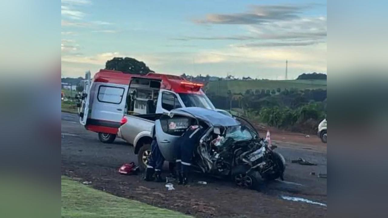 Pai e filha ficam encarcerados em caminhonete após colisão frontal com ônibus na PR-493