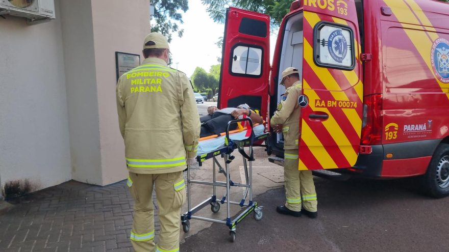 Ciclista de 61 anos cai após “caramelo” atravessar via