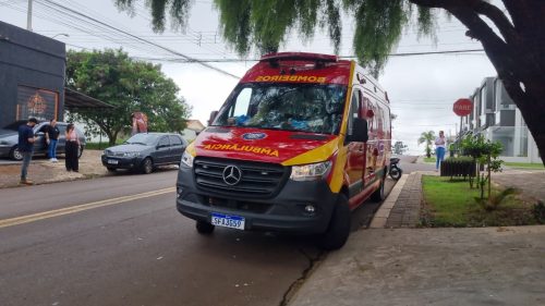Colisão entre Palio e Biz deixa motociclista ferido no bairro Neva, em Cascavel Imagem referente a Colisão entre Palio e Biz deixa motociclista ferido no bairro Neva, em Cascavel