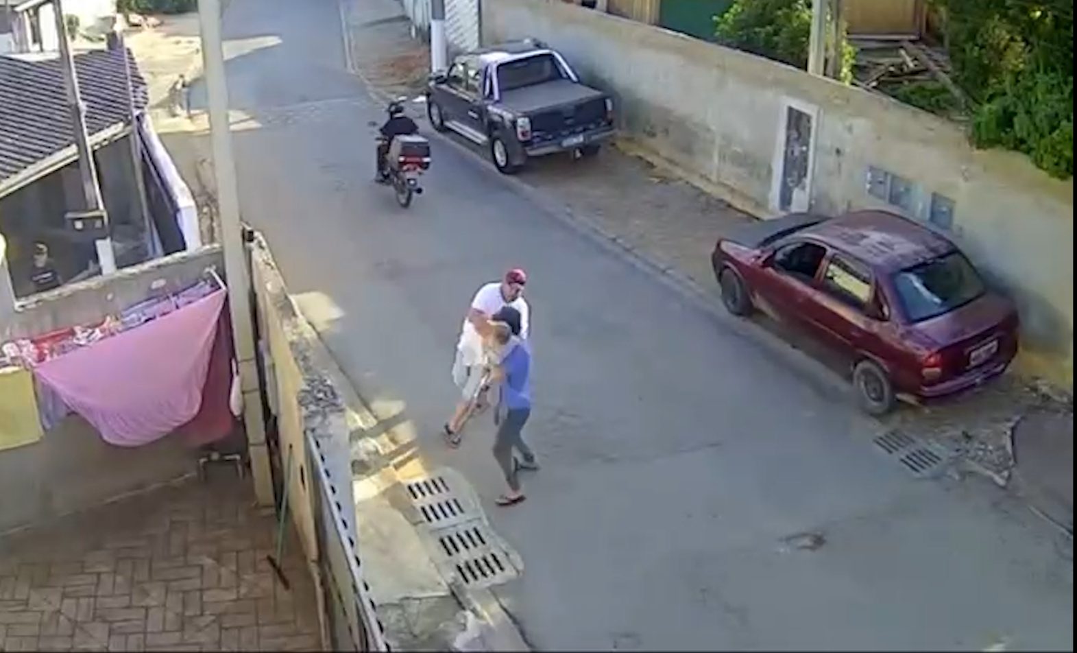 Vídeos mostram correria durante tentativa de homicídio qualificado; Homem é detido
