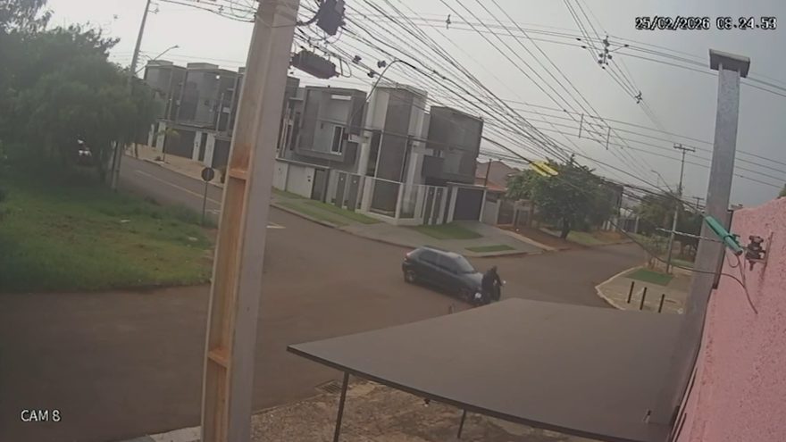 Câmeras mostram Palio furando preferencial e provocando acidente que deixou motociclista ferido