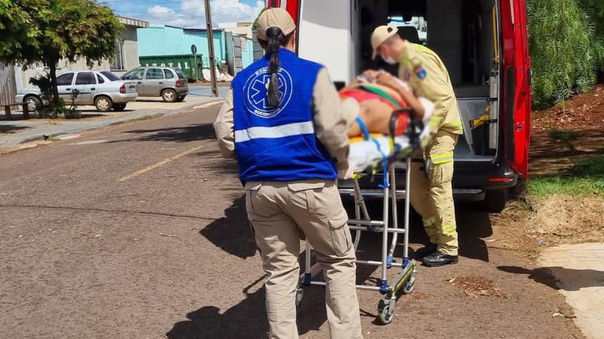 Mulher é socorrida pelo Siate após sofrer queda dentro de casa