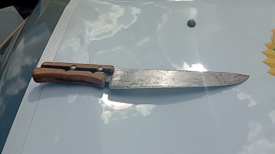 Morador de rua é visualizado escondendo faca no Centro e Polícia Militar realiza abordagem