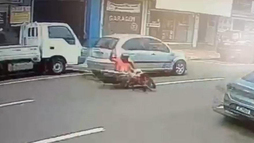 Imagens impressionantes mostram momento da colisão entre moto e carro na Rua Paraná