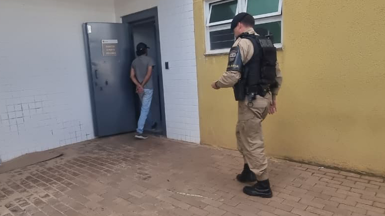 Homem é preso em flagrante com droga e faca no Centro de Cascavel