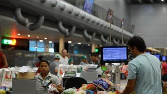 Governo adia por 90 dias regra sobre trabalho no comércio em feriados