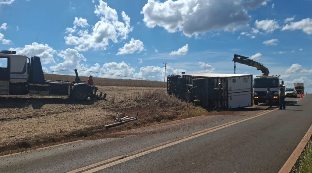 Caminhão com placas de Cascavel tomba e deixa dois feridos na PR-590 em Matelândia Caminhão com placas de Cascavel tomba e deixa dois feridos na PR-590 em Matelândia
